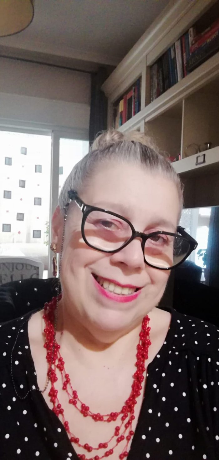 SI TE APETECE HABLAR CON UNA MUJER MADURA, AQUÍ ME VAS A ENCONTRAR.