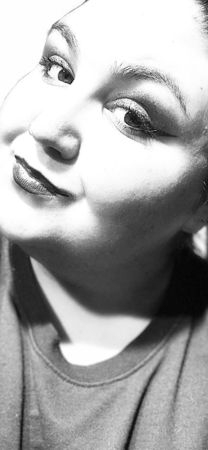 Chica curvi y sincera.