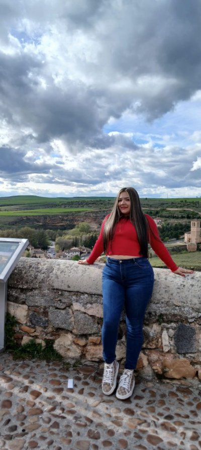 Soy atenta y decidida. Busco alguien que sepa llevarme y conquistarme. Me encantan las conversaciones subidas de tono pero soy timida, empieza tu.