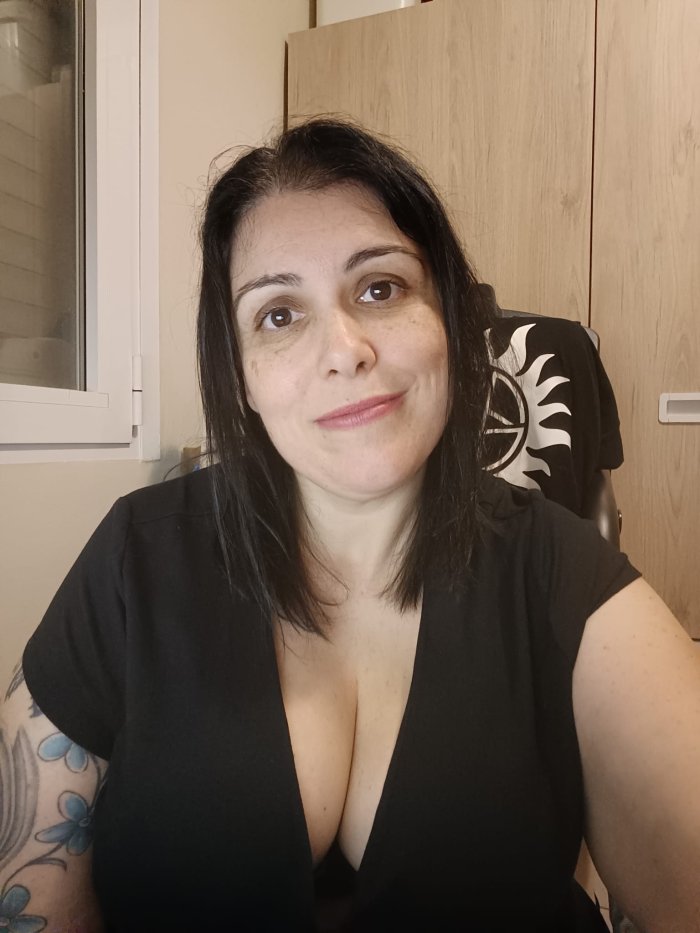 Quiero que tu saliva deje huella en mi piel.