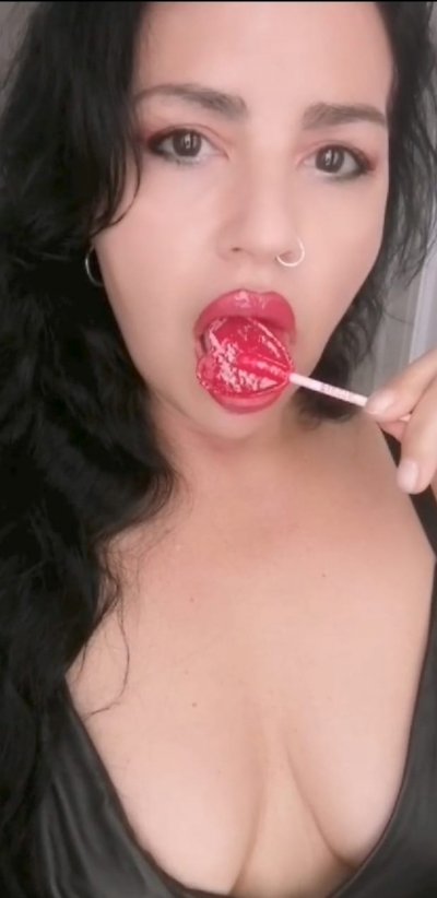 Me puedes saborear si quieres. Busco un hombre cachondo Me gusta mucho chupar.