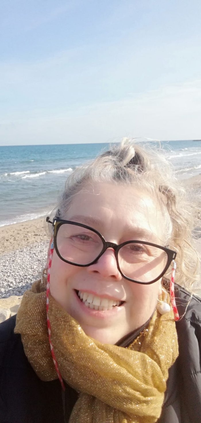 SI TE APETECE HABLAR CON UNA MUJER MADURA, AQUÍ ME VAS A ENCONTRAR.