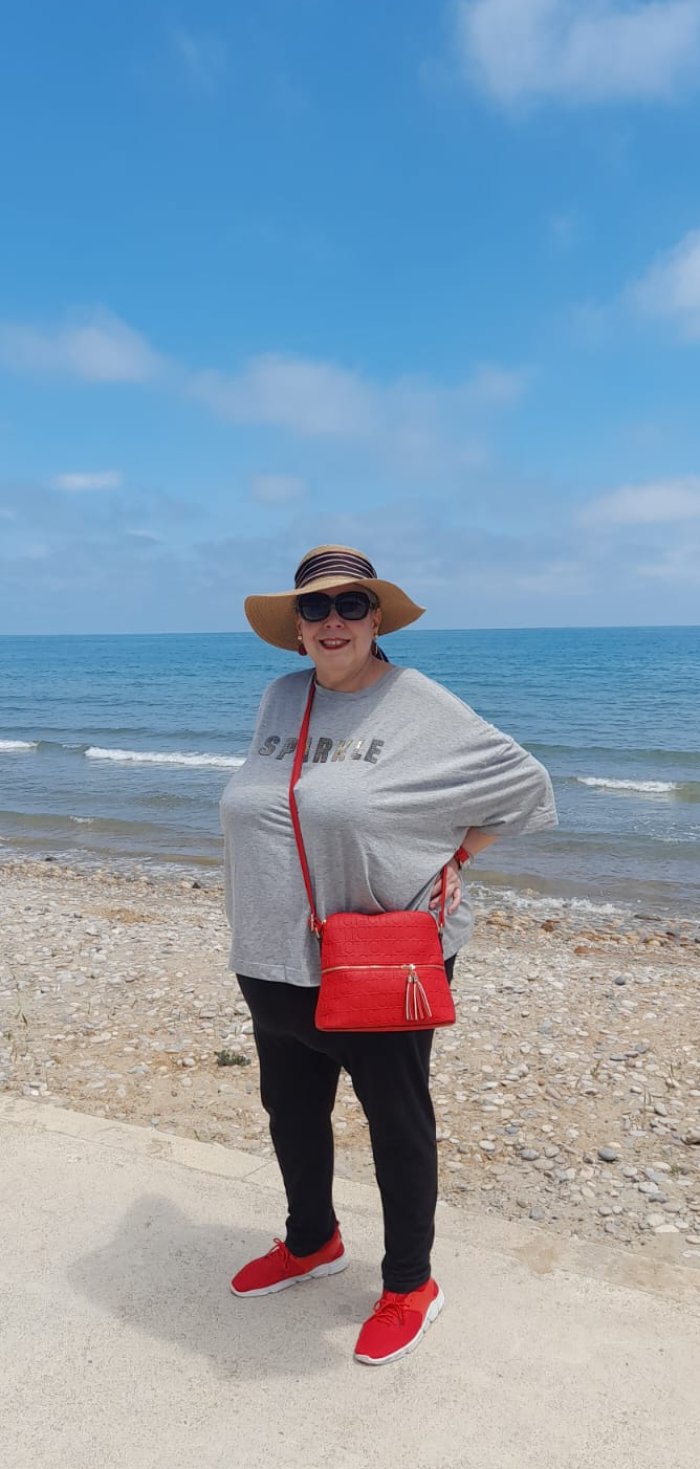 SI TE APETECE HABLAR CON UNA MUJER MADURA, AQUÍ ME VAS A ENCONTRAR.