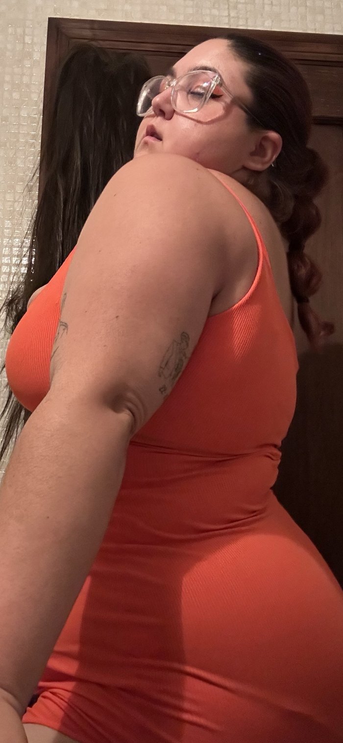 Chica curvi y sincera.