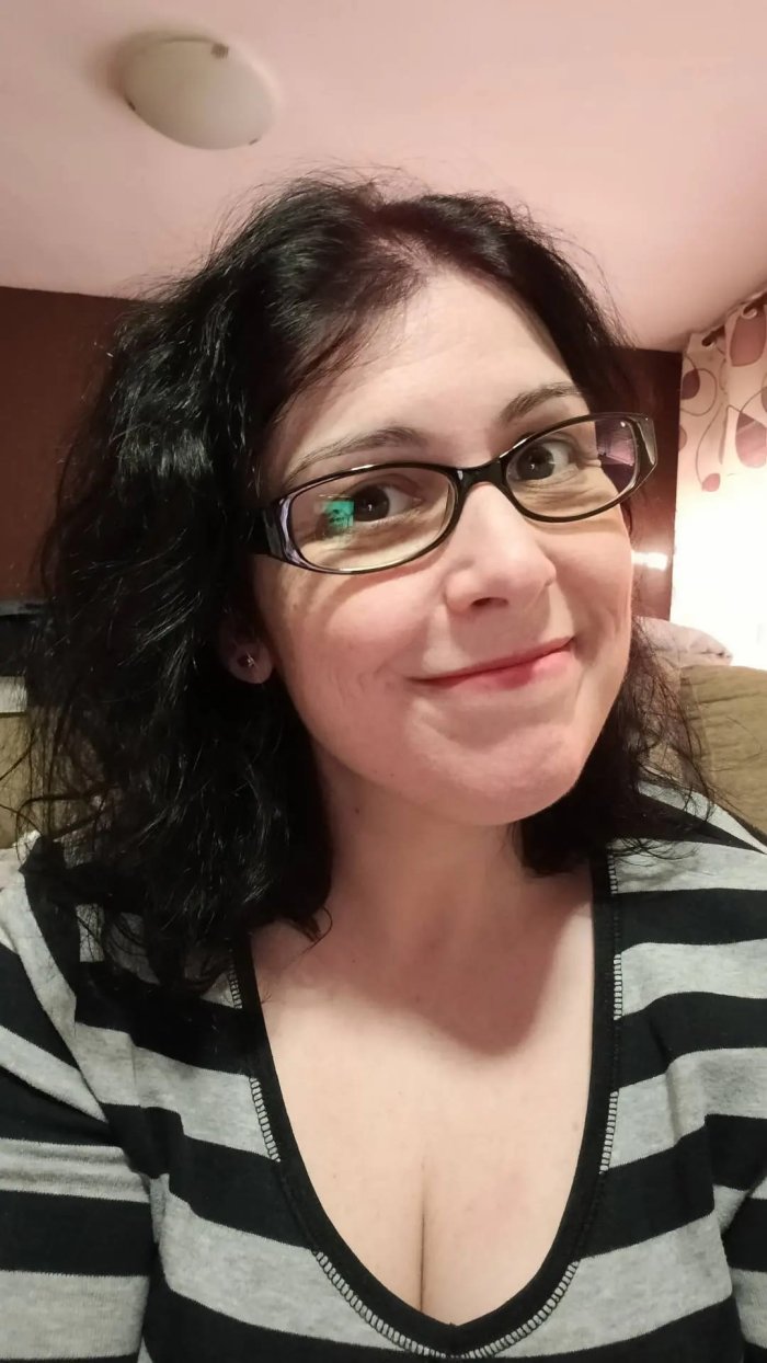 Quiero que tu saliva deje huella en mi piel.