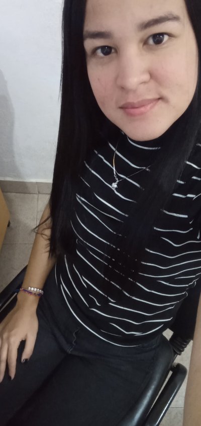 Soy una chica que con solo hablarme puedo tener un montón de orgasmos en mi coño. Busco un hombre que tenga la polla grade como mis pechos. Quiero probar el sexo con dos o tres hombre.
